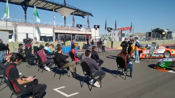 Alumnos coparon la pista del autódromo y aprendieron mecánica