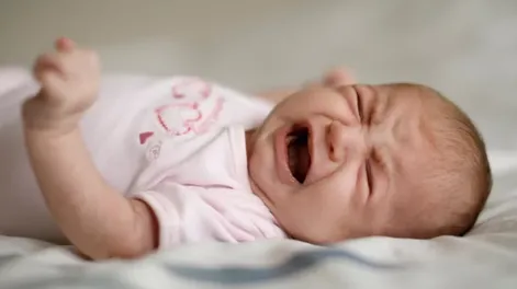 Su bebé lloraba todas las noches hasta que descubrió la inquietante causa