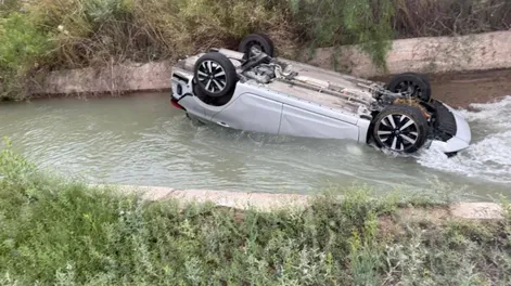 Un auto cayó a un canal en Santa Lucía y otro volcó en Albardón: dos operativos y un joven hospitalizado