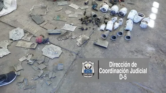 En una recuperadora clausurada que funcionaba igual hallaron cobre de dudosa procedencia y placas de difuntos