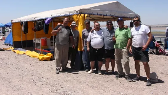 Una carpa gigante, parlantes y con todo tipo de asados