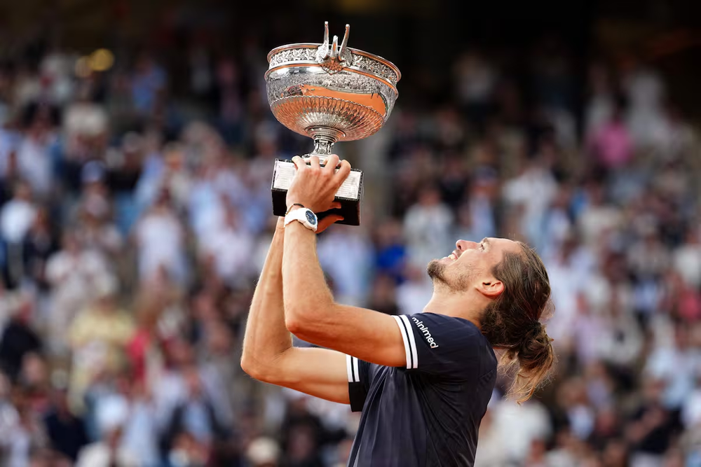 En su cuarta final de Grand Slam, Alexander Zverev finalmente logró su primer trofeo de major: el alemán con la Copa de los Mosqueteros de Roland Garros.
