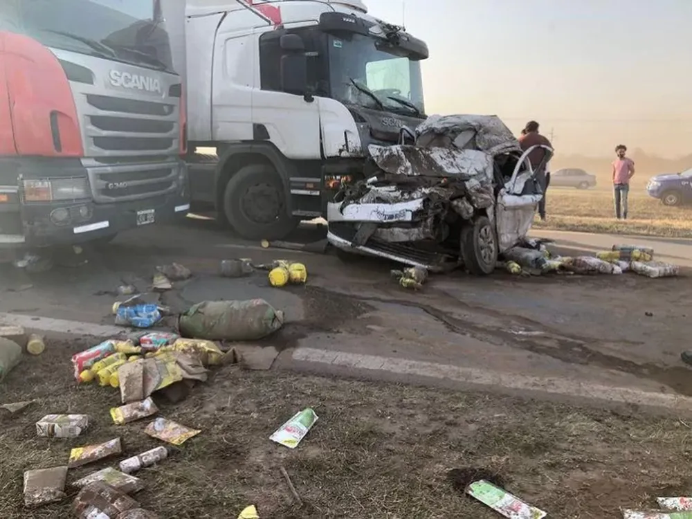 Tremendo choque en cadena en medio de una tormenta de tierra y viento