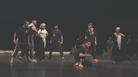 Diario de Cuyo | EN EL ESCENARIO. Ayer comenzaron a repasarse las escenas ya en la sala central del Teatro del Bicentenario con todos los protagonistas.