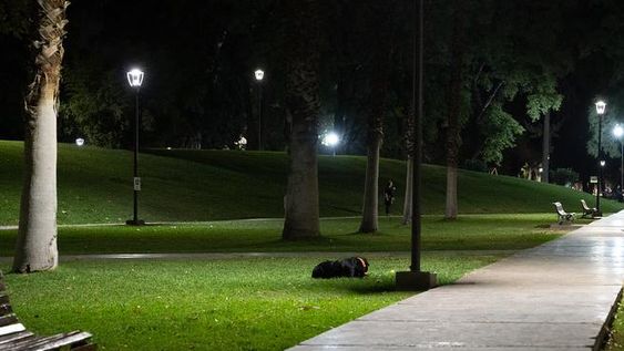 Dos hombres heridos en medio de robos en los parques de Mayo y de Rawson