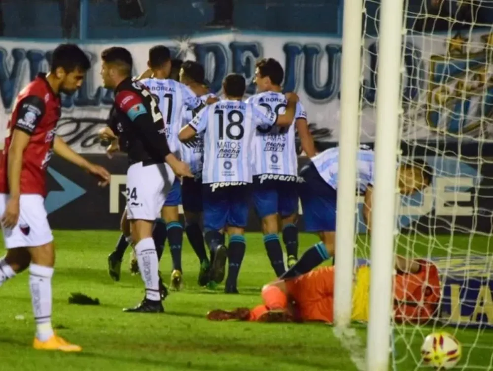Atlético Tucumán derrotó a Coló en el final