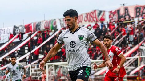 Salida. Sebastián Jaurena encabeza uno de los ataques de San Martín. El Verdinegro empató en Mendoza cortando la racha adversa de dos derrotas en la Primera Nacional.