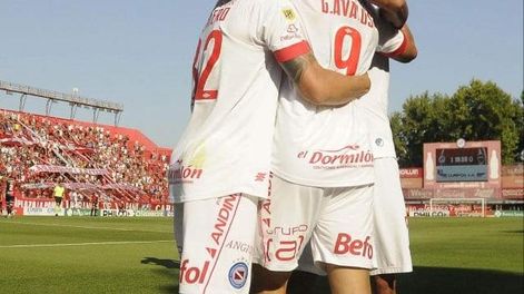 Argentinos Juniors goleó a Newell’s y se aferró a la punta