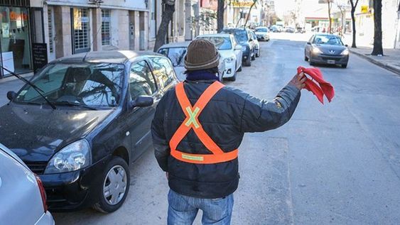 santa fe aprobo una ley que prohibe los cuidacoches con arresto y multas