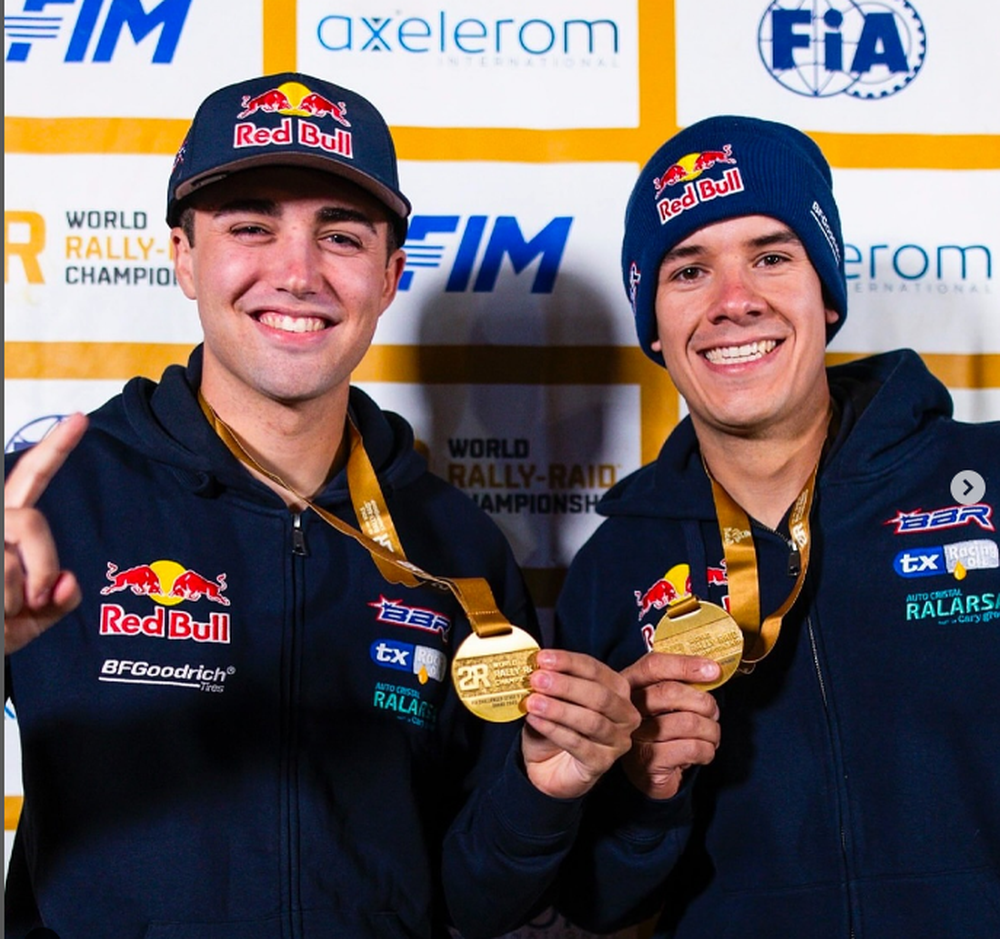 La medalla recibida en la etapa 8, ya anticipaba el final.