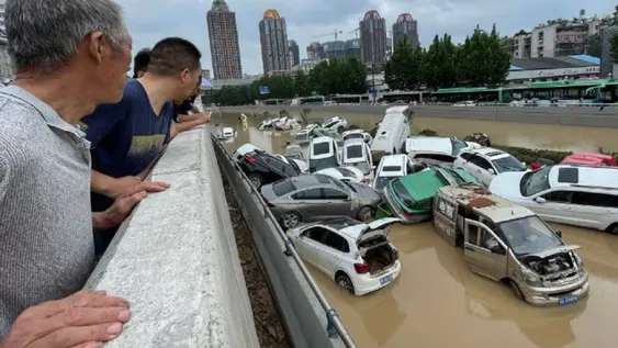 Evacúan a miles de habitantes por inundaciones en China, amenazada por un tifón