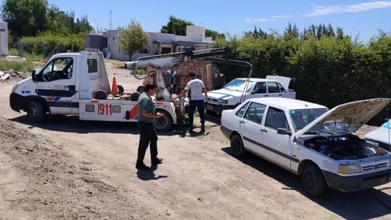 Desbarataron en un country una guarida con autos robados: recuperaron dos Fiat Duna