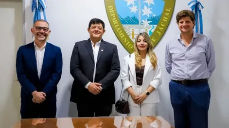 Matías Espejo con los nuevos funcionarios.-