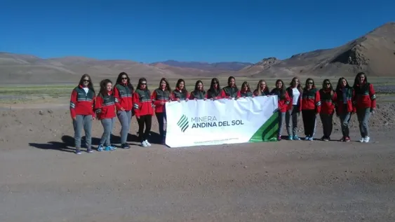 Las 19 candidatas visitaron Veladero y hasta anduvieron en un camión fuera de ruta
