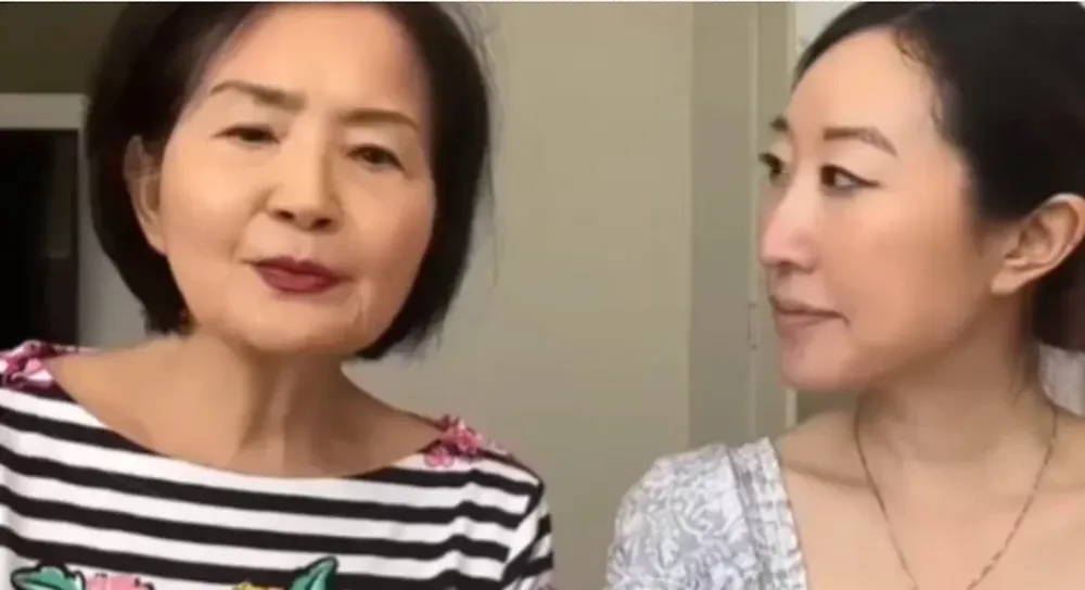Tiene 72 años pero como nadie le cree mostró en TikTok su técnica para “mantenerse joven”