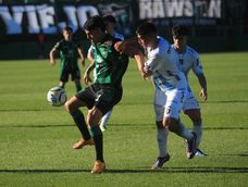 Duelo. Nazareno Funez, de lo mejor en San Martín, aguanta la marca de Ulises Yegros. El Verdinegro lo tenía pero se equivocó y lo pagó con empate en Concepción.