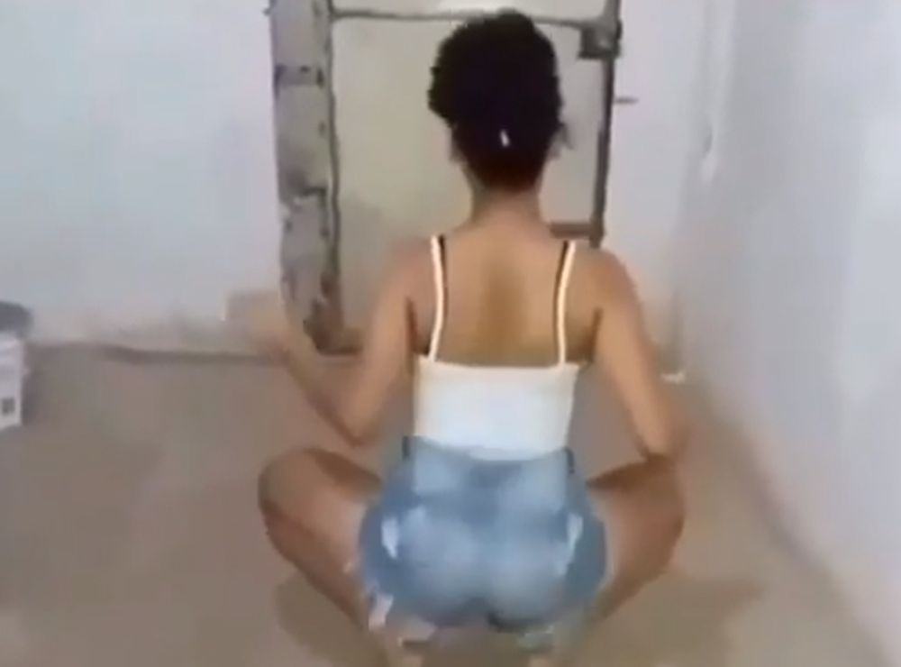 Estaba meneando sexy cuando apareció un visitante inesperado