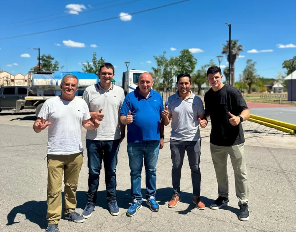 Peluc formalizó el pase de Gómez en Sarmiento e hizo un acto en la plaza departamental