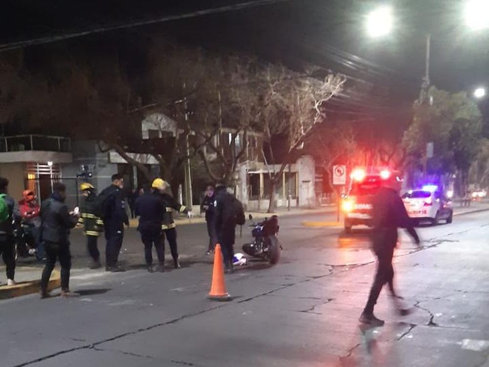 Motociclista chocó con un micro en una esquina sin semáforo del centro y quedó grave