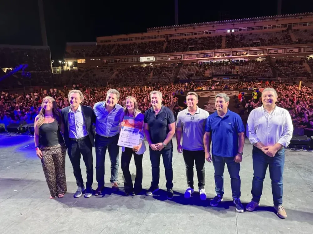 Las autoridades junto a la flamante Emprendedora del Sol