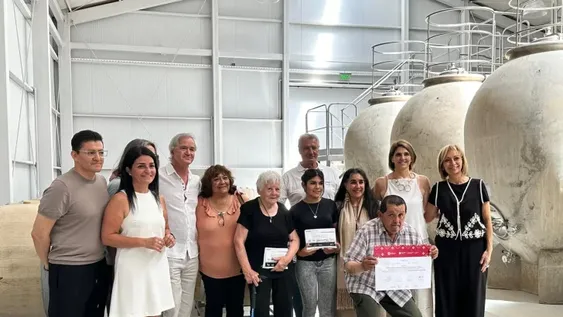 Ganadores y reconocidos de San Juan Premia su Poncho posaron para las fotos junto a miembros de la organización y del jurado.