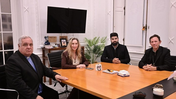 Karina Milei recibió a Marcelo Colombo y Raúl Pizarro en Casa Rosada para avanzar en la organización de la visita papal.