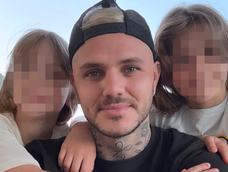 Mauro Icardi junto a sus dos hijas.