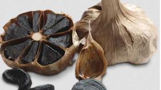 Se usan el ajo negro, la cebolla negra y la lima negra