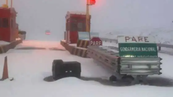 Por las nevadas cerraron el Paso Cristo Redentor que une Mendoza con Chile