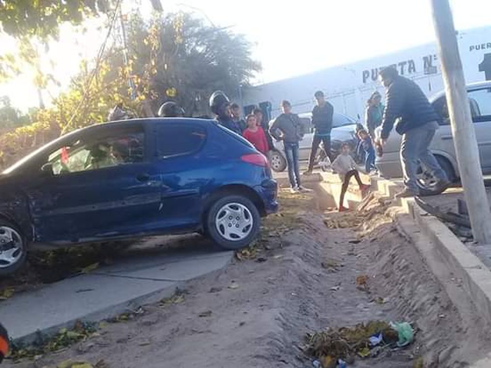 Un fuerte choque entre dos autos terminó con uno de ellos en una vereda