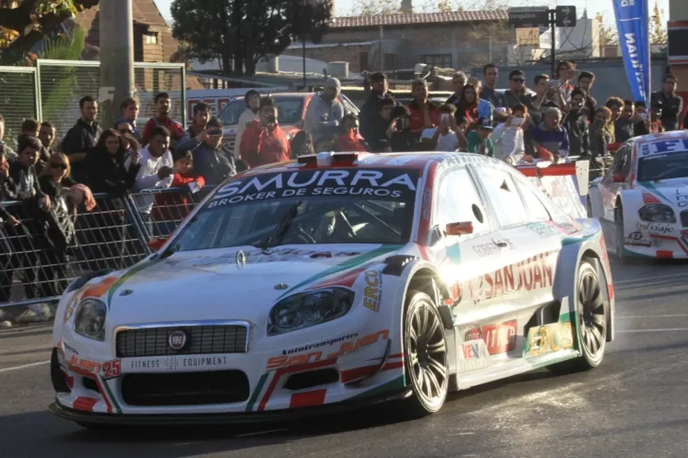 Trompos, sorteos y un crack como Traverso en el show del Top Race