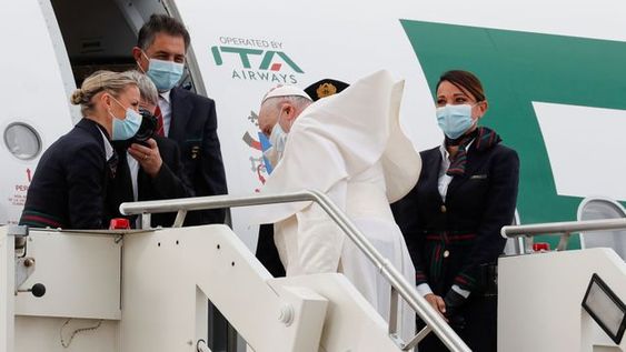 Francisco vuela hacia Chipre para iniciar una visita al Mediterráneo centrada en los refugiados