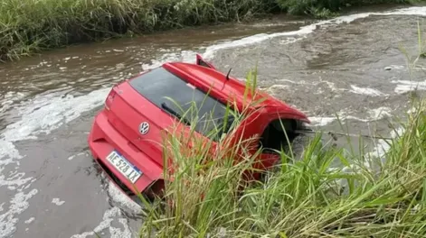 Temporal trágico en Tucumán: un auto cayó a un canal y murieron tres jóvenes