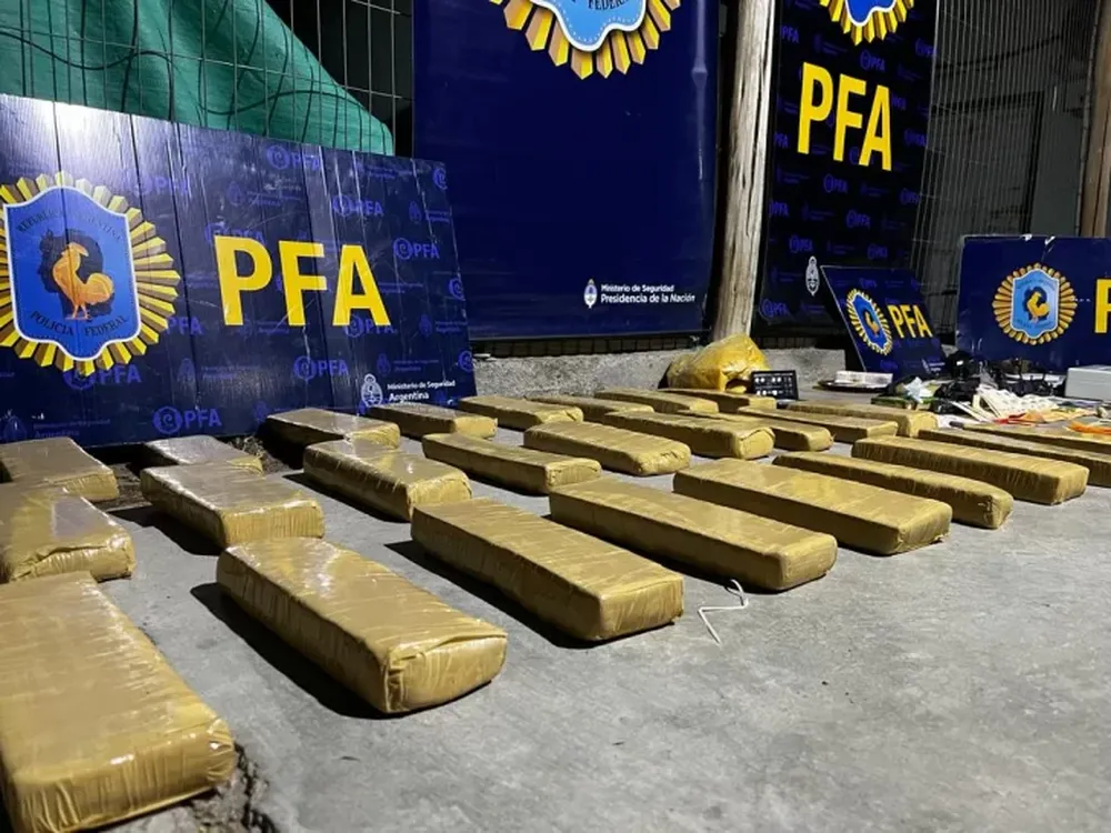 Operativo en Rivadavia: secuestraron 33 ladrillos de marihuana y detuvieron a 6 sospechosos