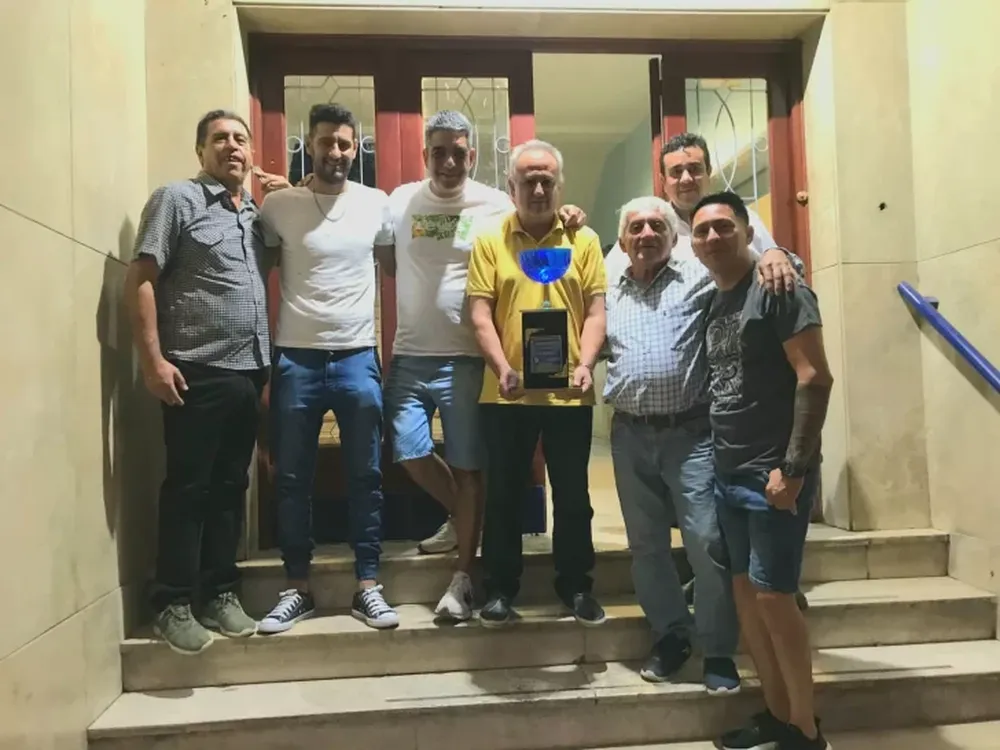 Después de las postergaciones, Recabarren por fin tiene la Copa en su poder