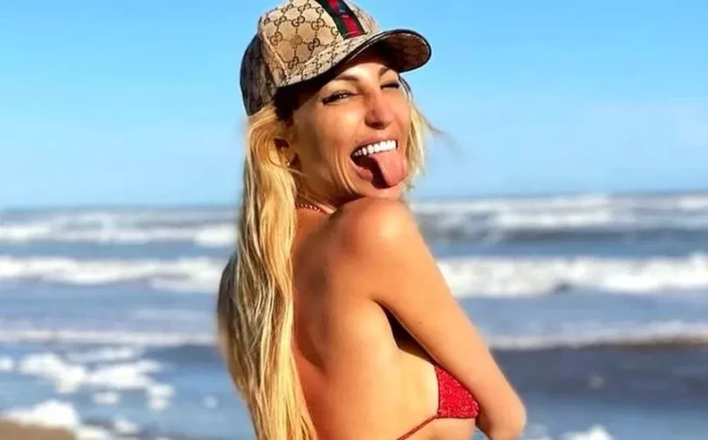 Vicky Xipolitakis se mostró juguetona un inflable