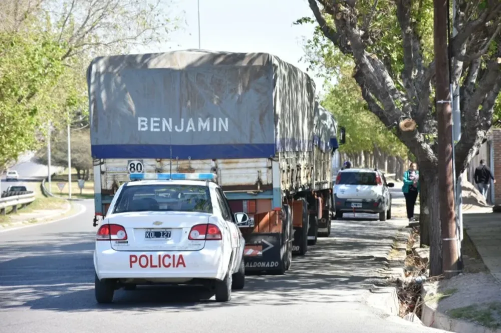 Un camión los tocó y terminaron incrustados en un árbol
