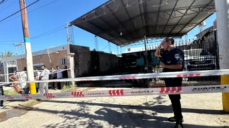 Tensión y desesperación por el voraz incendio que destruyó una vivienda en Villa Italia