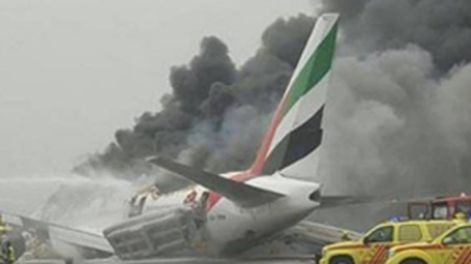 Pánico en Dubai: un avión aterrizó de emergencia y se prendió fuego