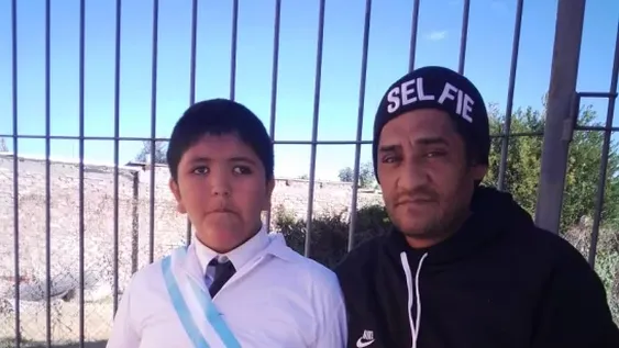 Piden ayuda para un chico de 11 años con gigantismo que mide 1,71 y calza 49: no consigue zapatillas