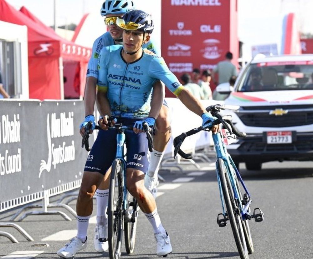 El gesto entre dos ciclistas que recorre el mundo: cruzaron la meta en la misma bicicleta