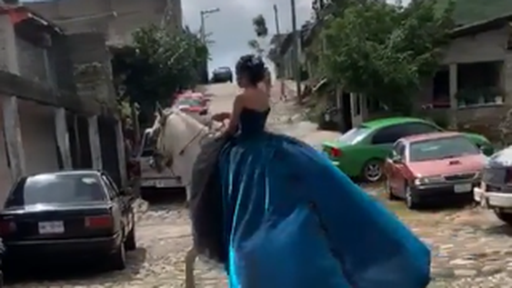 Una quinceañera fue “secuestrada” por un caballo y el momento se hizo viral