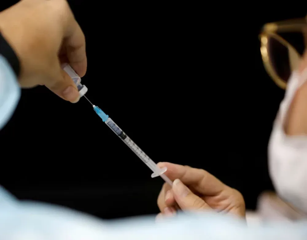 Analizan vacunar a chicos de entre 3 y 11 años antes de fin de año