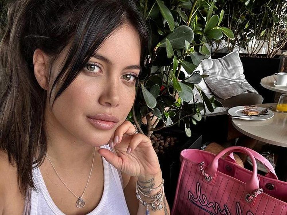 Wanda Nara posó desde la cama con un body negro al borde de la censura