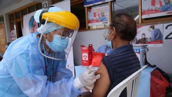 Brasil aplicará una tercera dosis a mayores de 70 años e inmunodeprimidos