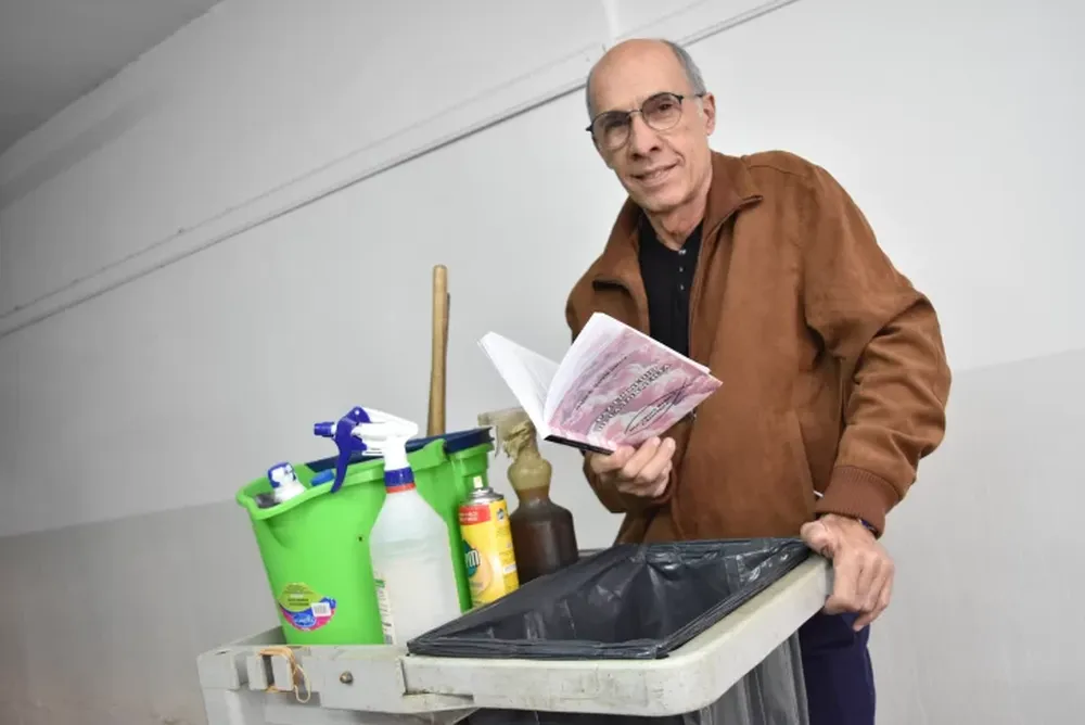 El hombre de la limpieza que logró cumplir el sueño de escribir un libro