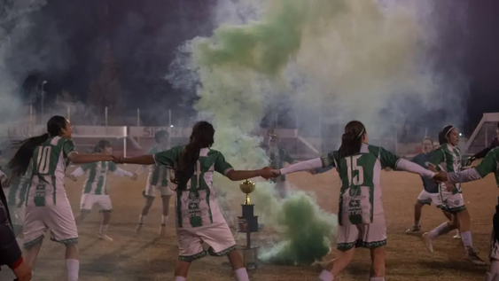 Desamparados ganó todo en el fútbol femenino y las chicas así lo celebraron. Fotos: gentileza Liga Sanjuanina de Fútbol.