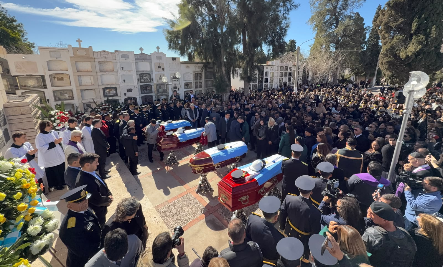 El sentido último adiós a las cuatro víctimas fatales de la tragedia aérea en el Cementerio de la Capital. Fotos: Daniel Arias / Diario de Cuyo