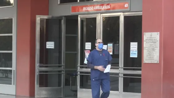 La bajaron de una trompada de la bicicleta para robarle y terminó en el hospital