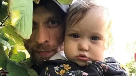 Detuvieron al hijo de Paul Auster por la muerte por sobredosis de su beba de 10 meses